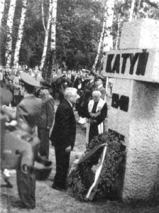 INNR�MMET: Russlands f�rste president etter Sovjettiden, Boris Jeltsin, la ned krans ved Katynminnesmerket i Warzawa i 1993, og innr�mmet ansvar for drapene. Men han klassifiserte ikke myrderiene som krigsforbrytelser eller folkemord, trolig fordi R�de Arme-soldater da m�tte st� til ansvar.