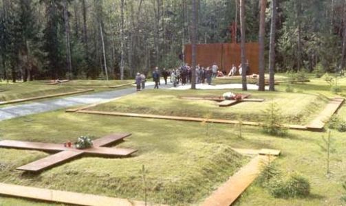 KIRKEG�RD: Massegravene i Katynskogen i Russland har f�tt betegnelsen �krigskirkeg�rd�. I 50 �r fikk nazistene skylden for ugjerningen.