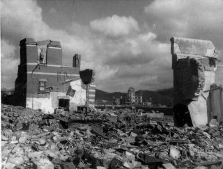 INGEN BOMBEALARM GIKK: Atombomben kom uten forvarsel i Hiroshima. Ogs� dette bildet viser byen to m�neder etter. Foto: AFP/HIROSHIMA PEACE MEMORIAL MUSEUM/YOSHIMI NAKAMAE