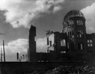 S�NDERKNUST: Hiroshima var total�delagt etter at byen ble rammet av atombomben. Fortsatt i dag sliter tusenvis av mennesker herfra med helseskader som f�lge av str�lingen fra bomben. Foto: AFP/HIROSHIMA PEACE MEMORIAL MUSEUM/YOSHIMI NAKAMAE