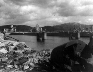 TO M�NEDER ETTER AT BOMBEN FALT: Dette bildet ble tatt i oktober 1945 i Hiroshima. Foto: AFP/ HIROSHIMA PEACE MEMORIAL MUSEUM/YOSHIMI NAKAMAE