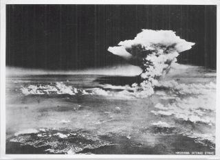 HER SLIPPES HIROSHIMA-BOMBEN: Bildet ble tatt av det amerikanske forsvaret over Hiroshima 6. august 1945. Foto: EPA/HIROSHIMA PEACE MEMORIAL MUSEUM
