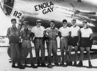 ENOLA GAY: Mannskapet foran B-29 bombeflyet Enola Gay, som atombomben over Hiroshima ble sluppet fra. Piloten Paul W. Tibbets i midten. Han d�de i fjor h�st, 92 �r gammel. Foto: AFP