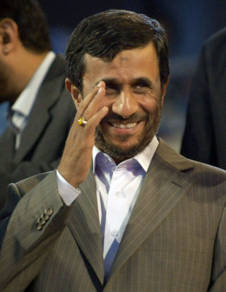 FAKT IKKE P� ISRAEL-HETSEN SELV:  Irans President Mahmoud Ahmadinejad er ayatollahens nikkedukke. Bak den voldsomme j�dehetsen ligger �nsket om � samle og dominere den muslimske verden. Det f�rer igjen til at den iranske araber-forakten nedtones i den offisielle retorikken. Foto: AFP /LIU Jin