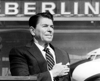 MR. GORBATSJOV, TEAR DOWN THIS WALL: Ronald Reagans taleskriver Clark S. Judge skal ha st�tt bak. Foto: AP