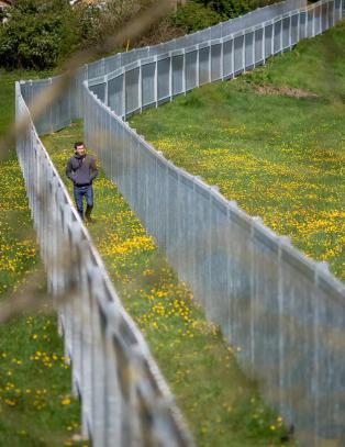 Millionær bygget gigantisk «fengselsgjerde» for å holde turgåere unna idyllisk eng