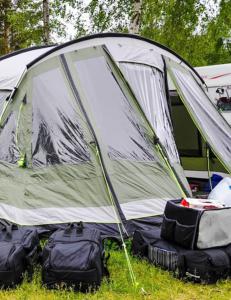 Drar på luksuscamping med telt som er større enn campingvogner