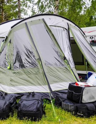 Drar på luksuscamping med telt som er større enn campingvogner
