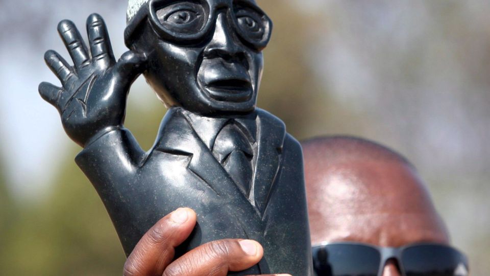 ENIGHET: En demonstrant og tilhenger av Tsvangirai holder opp et karikert Mugabe-dukke. N� er Tsvangirai og Mugabe kommet til enighet. Foto: EPA/STR/Scanpix