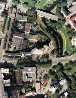 Først ble kvinnen voldtatt av to menn. Så ble hun lagt i jern og avvist av politiet