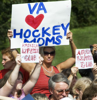 VINNER KVINNELIGE STEMMER: Men Palin er forel�pig sv�rt popul�r. Foto: Paul J. Richards/AFP.