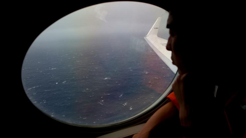 En miniubåt har gjenopptatt søket etter Malaysia Airlines-flyet som forsvant i mars.