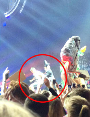 Her stormer Fredrik (22) scenen under Miley-konserten