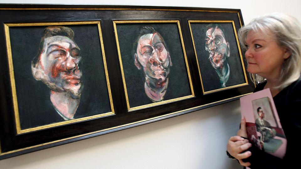 Three Studies for a Portrait of George Dyer fra 1963. Francis Bacon vokste opp som den utst�tte s�nnen i en velst�ende protestantisk familie i Irland. Familien var ivrige jegere, mens han selv var astmatisk og ikke kunne g� n�r verken hunder eller andre dyr. Han  ble kastet ut hjemmefra som 16-�ring da han ble tatt med morens underbukser p�. Det sies at den unge Bacon var seksuelt tiltrukket av sin egen far. �Han kunne blitt seriemorder. Takk Gud for at han kunne tegne�, skriver The Times' Chris Campling. EPA/ANDY RAIN