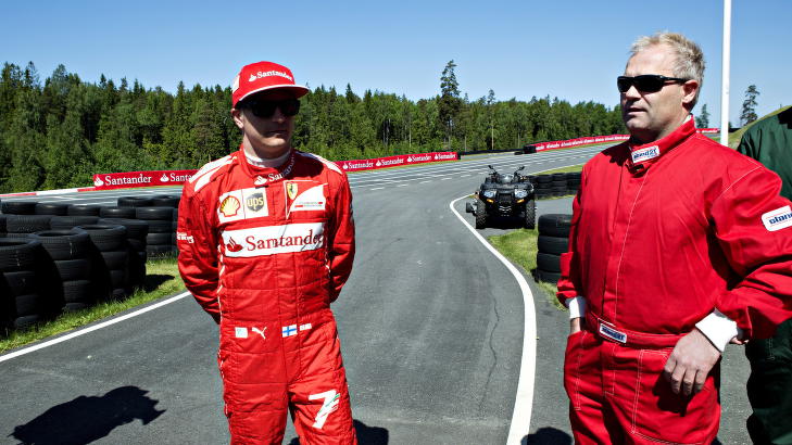 - IKKE EN KRASJ: Formel 1-stjerna Kimi Räikkonen (t.v.) og Dagbladets Roy Wahlstrøm i samtale etter gokartduellen. Finnen mente at han ikke krasjet, men bare dyttet borti Dagbladet under løpet på Rudskogen Motorsenter. Foto: Nina Hansen - IKKE EN KRASJ: Formel 1-stjerna Kimi Räikkonen (t.v.) og Dagbladets Roy Wahlstrøm i samtale etter gokartduellen. Finnen mente at han ikke krasjet, men bare dyttet borti Dagbladet under løpet på Rudskogen Motorsenter. Foto: Nina Hansen