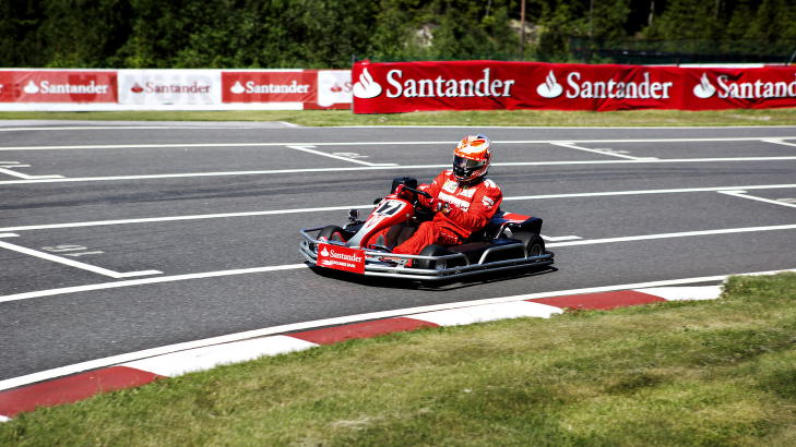 NUMMER TO: Kimi Räikkönen endte på andreplass i gokartløpet, bak Viasats motorsportekspert Atle Gulbrandsen, og hevdet at han ikke har kjørt gokart på lenge. Foto: Nina Hansen NUMMER TO: Kimi Räikkönen endte på andreplass i gokartløpet, bak Viasats motorsportekspert Atle Gulbrandsen, og hevdet at han ikke har kjørt gokart på lenge. Foto: Nina Hansen