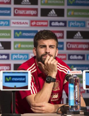 Pique avslørte at Fabregas er solgt - uten å vite at mikrofonen var på