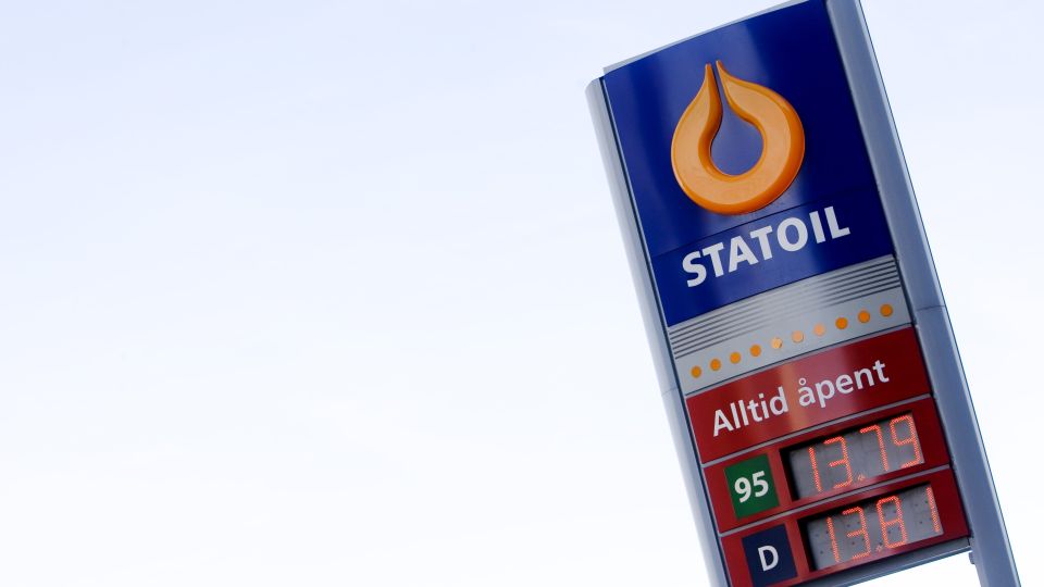 SATTE NED PRISEN 30 �RE I G�R:  Statoil ble presset til � sette ned prisene til under 13 kroner literen i g�r. Og billigere skal det bli, if�lge ekspertene. Foto: Scanpix