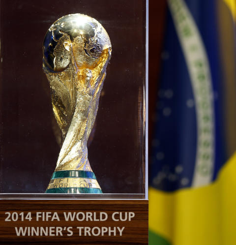 <B>HOVEDPREMIEN:</b> Til tross for at spillerne kan vinne ulike priser under VM i Brasil, er det nok dette trofeet de aller fleste sikler etter: selveste VM-trofeet. 

Man skulle kanskje tro at det er Spania som nå har sittet og voktet det originale trofeet siden 2010. Men fakta er at trofeet, som har sett slik ut siden 1974, er i FIFAs hender. Da Spania vant i Sør-Afrika, fikk de utdelt en gullbelagt kopi - som de får beholde til evig tid. Det samme vil årets vinnerlag gjøre. 