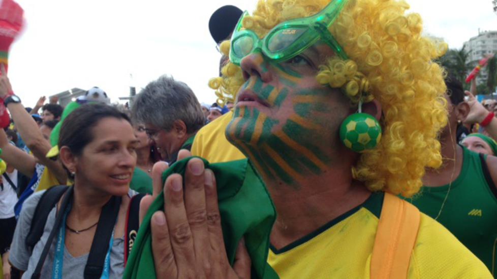 <b>BER PENT:</b> Brasilianerne på Copa Cabana ber til høyere makter om at deres elleve utvalgte skal svare til forventningene.