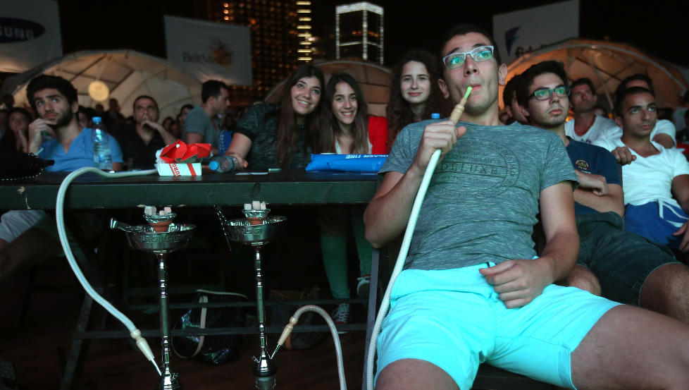 VM fenger over hele verden. Her viser folk fra Libanon at fotball finfint kan kombineres med litt vannpipe.