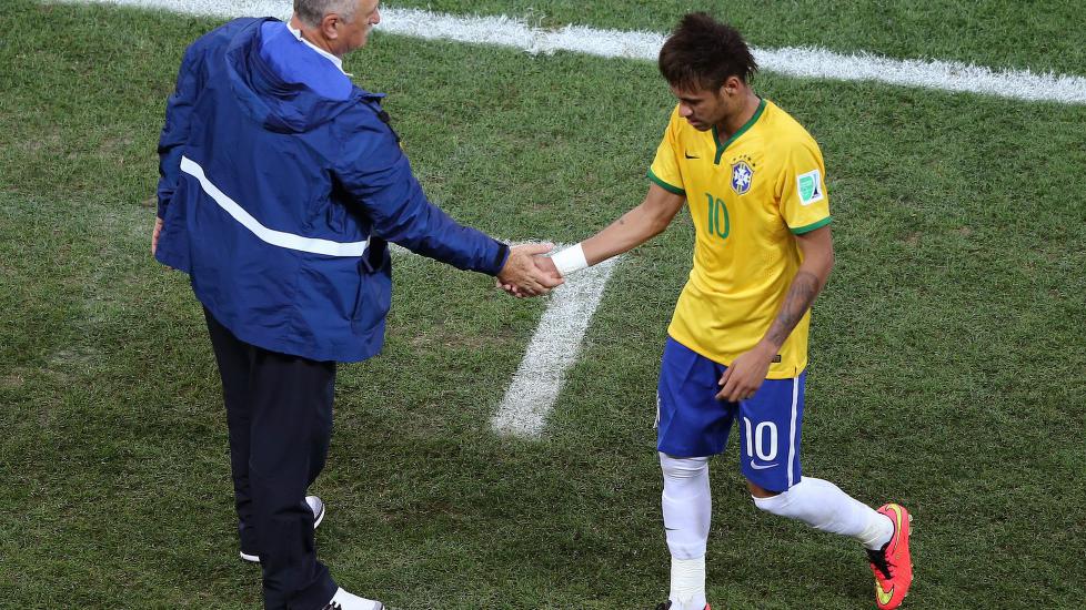 Brasil-trener Luiz Felipe Scolari forsvarer dommeren.