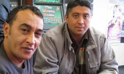 TYSK-TYRKISKE ARBEIDERE: Necati Ayas (t.v.) og Nihat Sahan har jobba i den tyske bilindustrien i over 20 �r. De mener rasismen har blitt mye v�rre de siste �rene. Foto: Marte Michelet