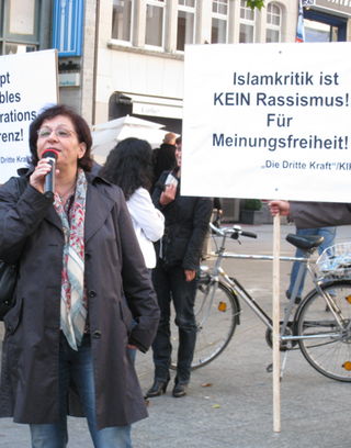 MOT ISLAMISME: Mina Ahadi mener hun st�r for en tredje vei - islamkritikk uten rasisme. Her holder hun appell i en demonstrasjon p� l�rdag.Foto: Marte Michelet