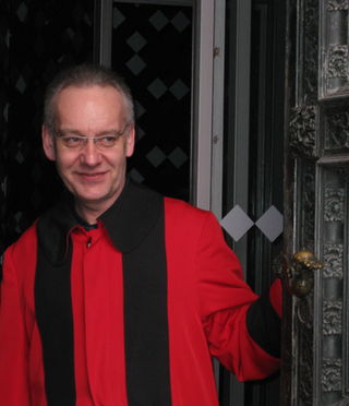 - M� DEN V�RE S� H�Y SOM DOMEN? Kirketjener Franz Jochem Henk synes det er greit med moske, bare den ikke blir s� stor.Foto: Marte Michelet