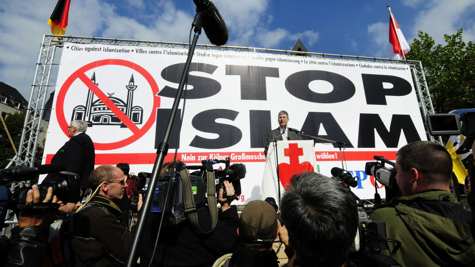 ANTI-ISLAMSK SAMLING: Manfred Rouhs fra Pro K�ln var en av arrang�rene bak helgens anti-islamiseringskongress. Moskeen som er planlagt i byen er blitt et symbol p� ytterste h�yres kamp mot islam i Europa. Foto: Torsten Silz/AFP/Scanpix