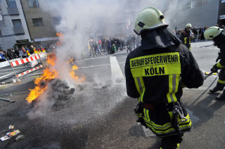 OVERTOK GATENE: Venstreside-aktivister og antirasister tok over gatene i K�ln p� l�rdag da den varslede demonstrasjonen mot moske skulle starte. Det kom til voldsomme sammenst�t.  Foto: Henning Kaiser/AFP/Scanpix