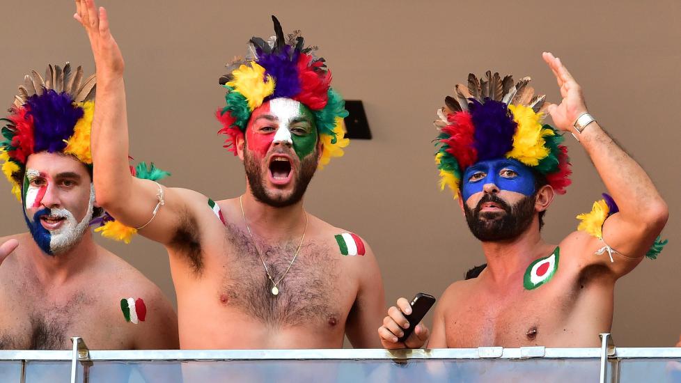 <B>LADER OPP:</b> På Arena da Amazônia har oppladningen til kveldens store kamp mellom Italia og England begynt for lengst. Kampen er ikke bare spennende i seg selv, men det blir også spennende å se hvordan lagene vil takle den elendige gressmatta, 31 plussgrader og skyhøy luftfuktighet. 

Italia har ladet opp med å sitte i badstu, England har ladet opp med å spille med tre lag med klær - blir spennende å se hvilket av lagene som vil takle forholdene best.