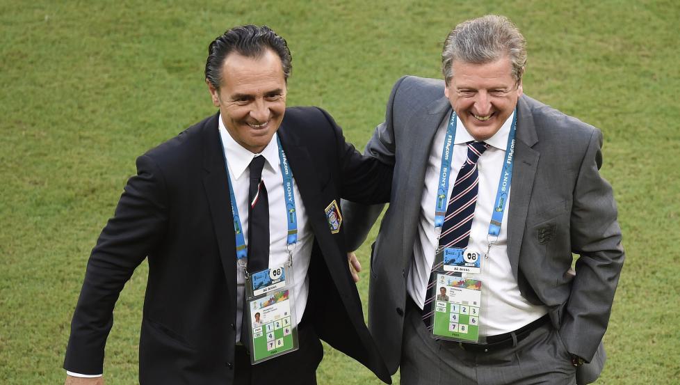 <B>SMIL:</b> God stemning mellom landslagssjefene før avspark mellom Italia og England - Cesare Prandelli og Roy Hodgson. 