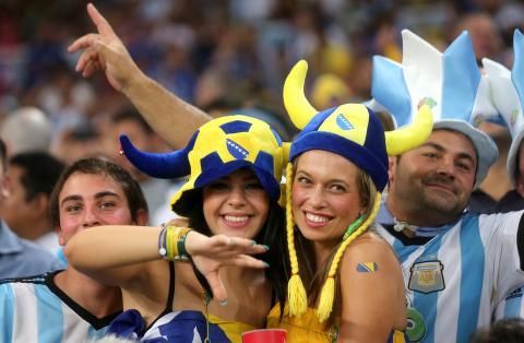 Det har møtt opp fans fra både Argentina og Bosnia på Maracanã i dag. 