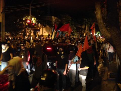 Store politistyrker var på plass for å stanse demonstrantene som var på vei til Maracanã før kveldens kamp. 