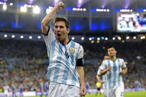 Det var ikke bare supporterne som jublet da Messi scoret. Messi ser rimelig fornøyd ut selv også! 