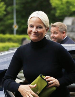 Mette-Marit åpner midlertidig bibliotek i Slottsparken