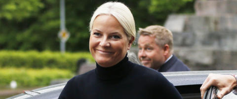 Mette-Marit åpner midlertidig bibliotek i Slottsparken