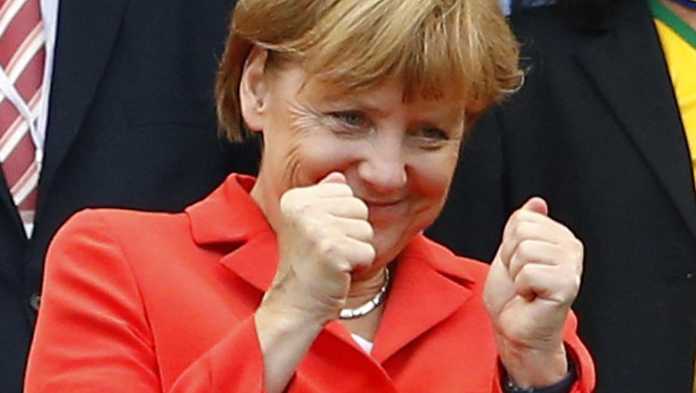 Angela Merkel er på plass i Salvador. En fornøyd kansler.