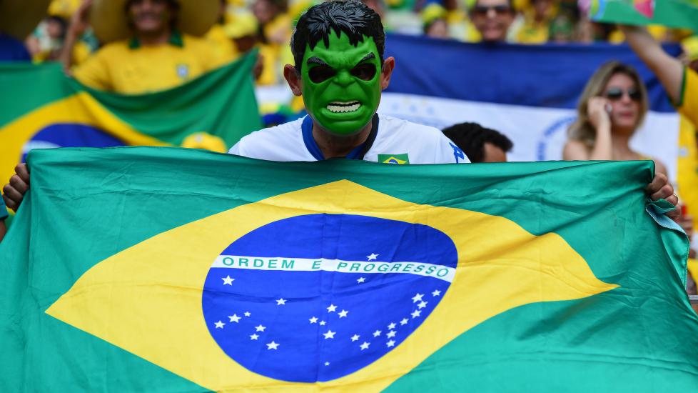 Hulk sitter på benken for Brasil i dag, men tilhengerne har likevel supporterutstyret i orden.