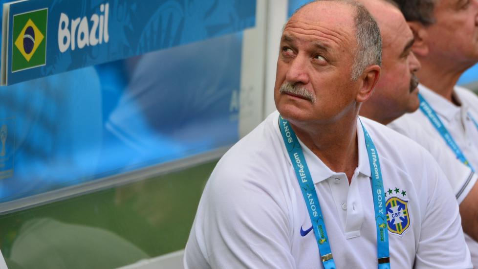 Også Scolari har fått med seg at det er en stemning over gjennomsnittet på tribunen bak ham.