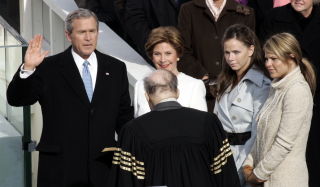 BUSH' SISTE PERIODE: 20. januar 2005 ble George Bush innsatt i sin andre periode som president. Med seg p� Capitol Hill i Washington hadde han familien. Samme dato neste �r avlegger hans arvtaker eden. Foto: REUTERS/Jim Bourg