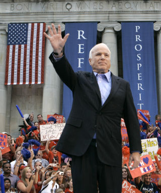 M� VINNE VALGET: Den sikreste m�ten � sikre seg presidentvervet p� er � vinne valget. John McCain fors�ker etter beste evne. Foto: REUTERS/Tim Shaffer