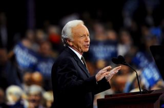 OGS� ET KOMPROMISS: Demokratenes Joe Lieberman kan ogs� v�re aktuell. Foto: EPA/LARRY W. SMITH