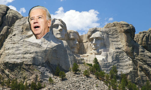 MOUNT RUSHMORE: Joe Biden vil nok aldri f� portrettet sitt hugget i stein, selv om vi har gjort et lite eksperiment p� dette bildet. Det han kan bli, er USAs neste president. Mount Rushmore-minnesmerket ligger i Keystone, S�r-Dakota. Det er George Washington, Thomas Jefferson, Theodore Roosevelt og Abraham Lincoln som er avbildet her. Foto: AP/Dirk Lammers/Fotomontasje