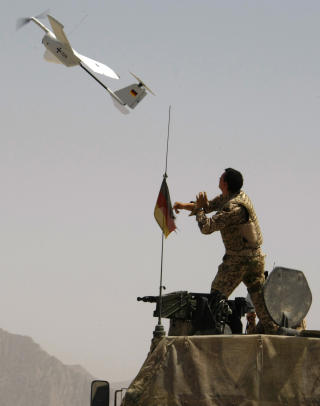 UT P� TUR: En tysk ISAF-soldat i Afghanistan iverksetter en mini-UAV av typen Aladin. Det vil trolig v�re noe liknende det norske forsvaret �nsker � kj�pe inn. Foto: REUTERS/Fabrizio Bensch/SCANPIX