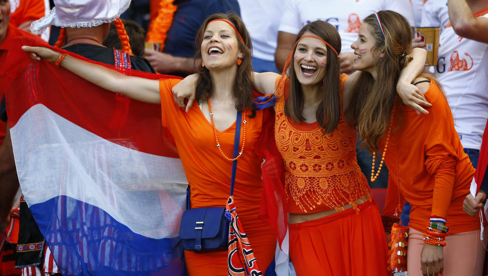 De nederlandske supporterne har glade dager i Brasil etter nedsablingen og Spania i første kamp. Foreløpig ikke like mye å juble for i dag.