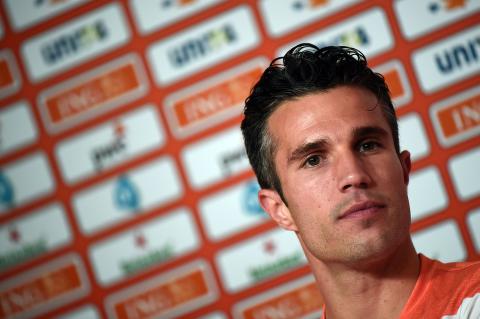 Robin van Persie, som til daglig spiller i Premier League og Manchester United, føler med England, som allerede er ute av VM og må legge nok et skuffende mesterskap bak seg.<br>
<br>
- Det er synd fordi jeg mener at England har spilt bra. De har hatt uflaks. Det er en hårfin balanse mellom seier og tap, sier van Persie ifølge NTB.
<br>
<br>Det ble spekulert i om Roy Hodgson ville trekke seg etter skuffelsen, noe han selv avfeide i går. FA har også uttalt at Hodgson sitter trygt. Hodgson har igjen to år av kontrakten, og ser mot EM i 2016.
<br>
<br>Van Persie og Nederland selv har pangstartet dette VM, med 5-1 over Spania og 3-2 over Australia. Van Persie har scoret 3 mål.