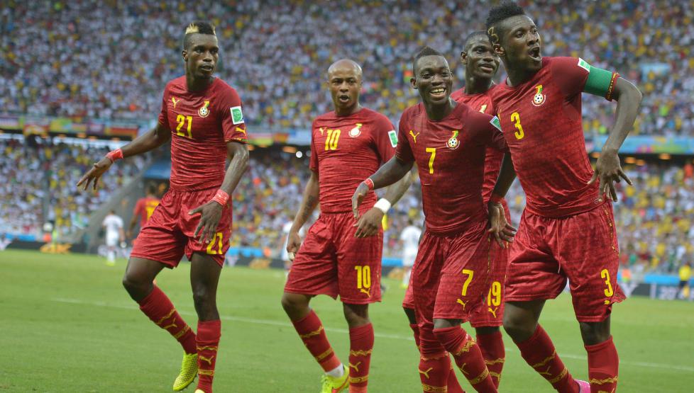 <B> DANS: </B> Asamoah Gyan og lagkameratene feirer etter ledermålet mot Tyskland.