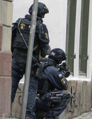 Fengslet etter bombetrusler mot Sveriges to største partier